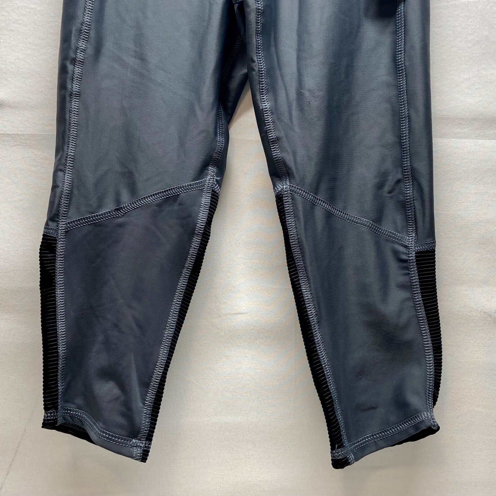 Spiritual Gangster Leggings Women's Xs/S Grey Black Colorblock Crop/Capri Nwt — image 3 of 8